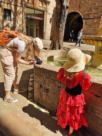 family-private-tour-churros-hot-chocolate-games-in-barcelona