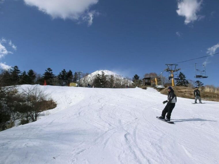 from-tokyo-fuji-mountain-skiing-and-hot-spring-day-trip