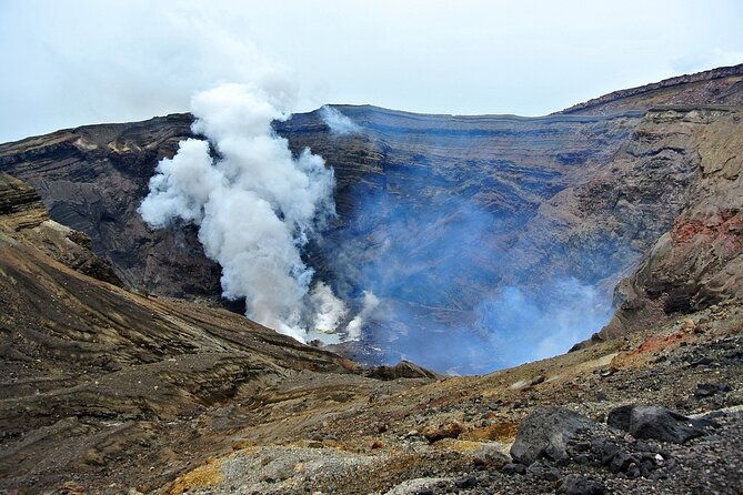 fukuoka-mount-aso-volcano-kumamoto-castle-grasslands-day-tour