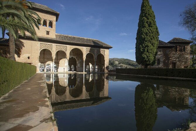 guided-walking-tour-of-the-alhambra-in-granada