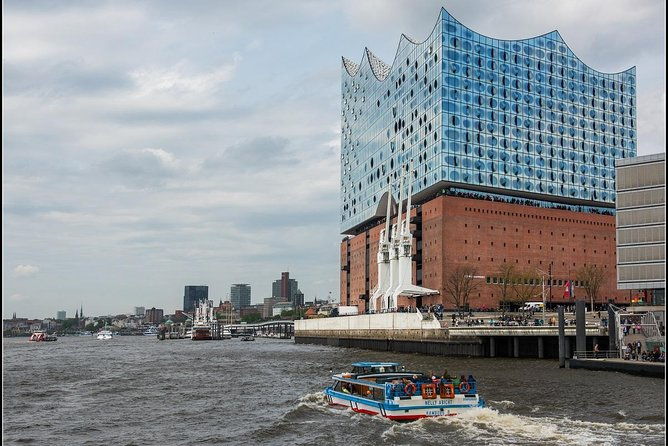 harbor-cruise-on-the-beautiful-elbe