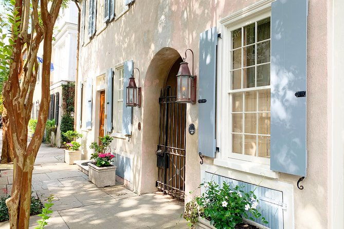hidden-alleyways-and-historic-sites-small-group-walking-tour