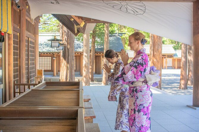 hokkaido-jingu-shrine-private-walking-tour-in-luxury-kimono