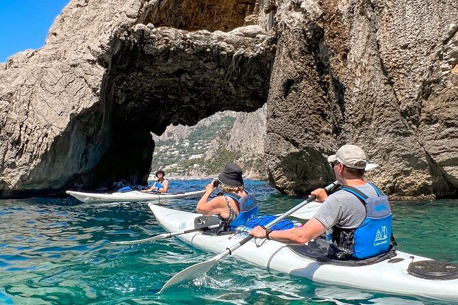 kayak-tour-in-capri-between-caves-and-beaches