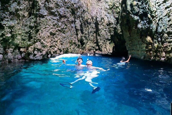 kayak-tour-with-cave-experience