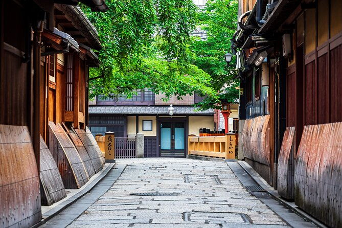 kyoto-geisha-district-walking-tour-in-gion