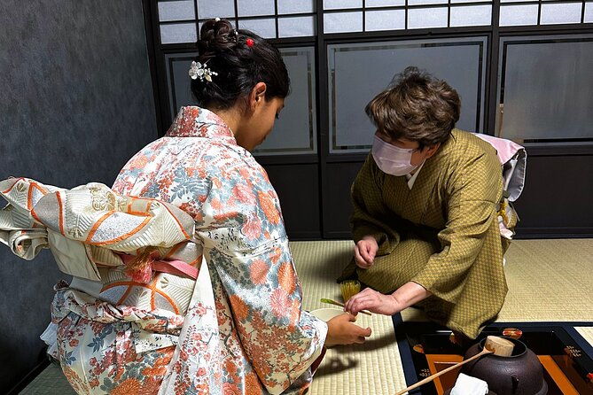 kyoto-tea-ceremony-with-kimono-near-by-daitokuji