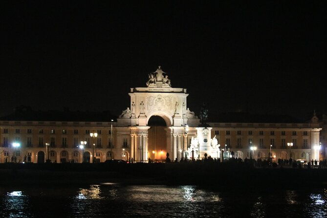lisbon-private-luxury-boat-tour-with-welcome-drink