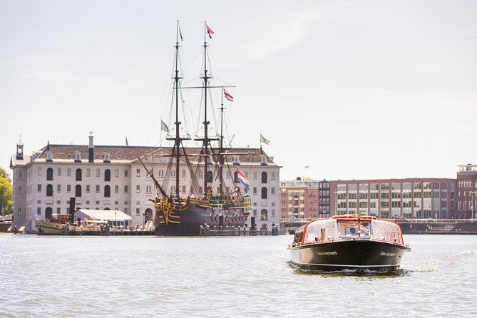 madame-tussauds-amsterdam-1-hour-canal-cruise