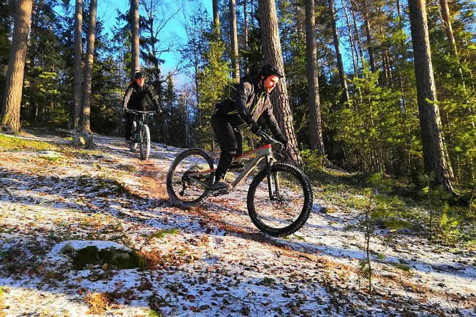mountain-biking-small-group-in-stockholm-forests-for-beginners