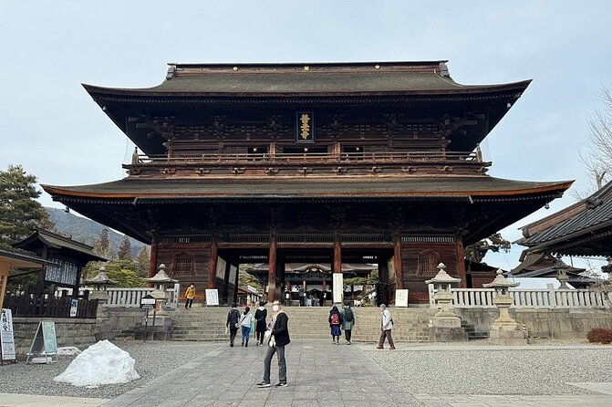 nagano-snow-monkey-and-zenkoji-temple-free-sake-taste-day-tour