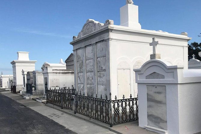 new-orleans-city-and-cemetery-2-hour-bus-tour