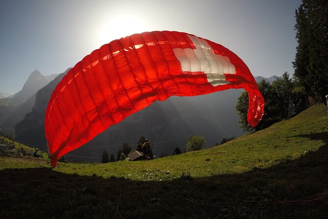 paragliding-over-the-lauterbrunnen-valley
