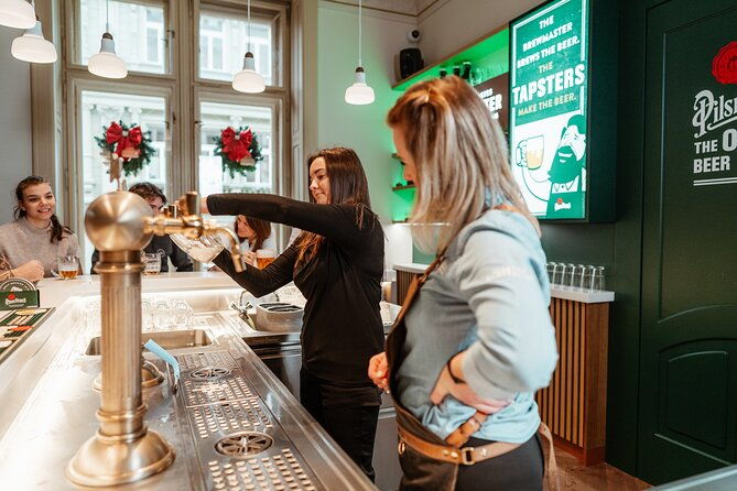 prague-beer-pouring-class-at-pilsner-urquell