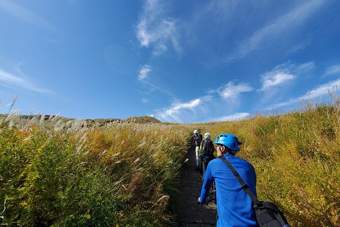 private-e-mtb-guided-cycling-around-mt-aso-volcano-grasslands