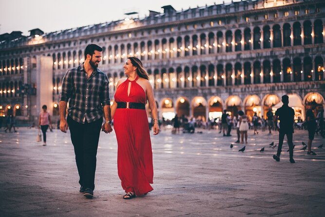 private-gondola-ride-with-professional-photographer-in-venice