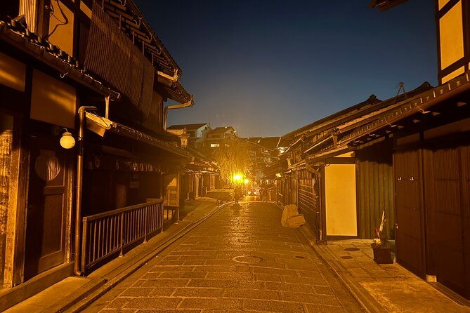 private-kyoto-night-tour-historic-walk-at-gion-and-fushimi-2
