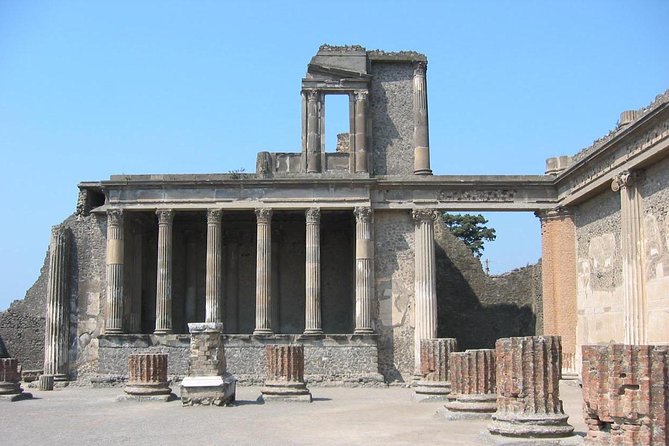 private-pompeii-tour-with-3d-virtual-reality-headset