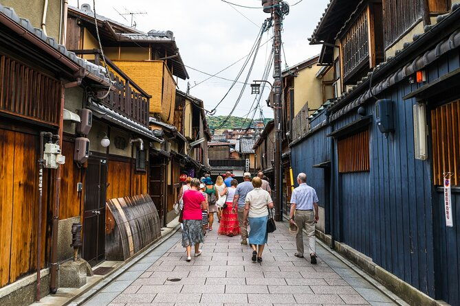 shimogamo-shrine-and-nishiki-market-bus-tour-from-kyoto