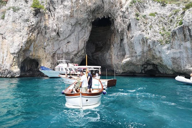 small-group-day-boat-tour-to-capri