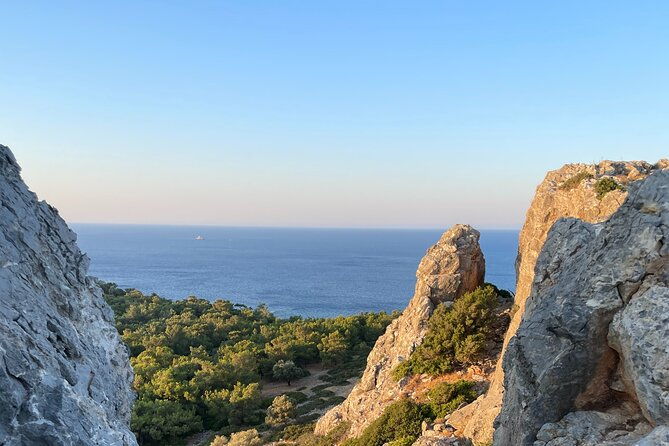 small-group-hiking-from-pefkos-to-navarone-bay-at-sunrise