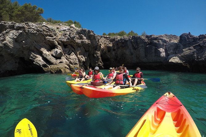 small-group-kayak-tour-along-sesimbra-arrabida-natural-park