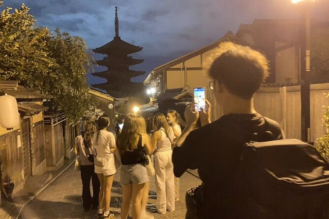 small-group-walking-tour-in-gion-at-night-with-sake-in-hand