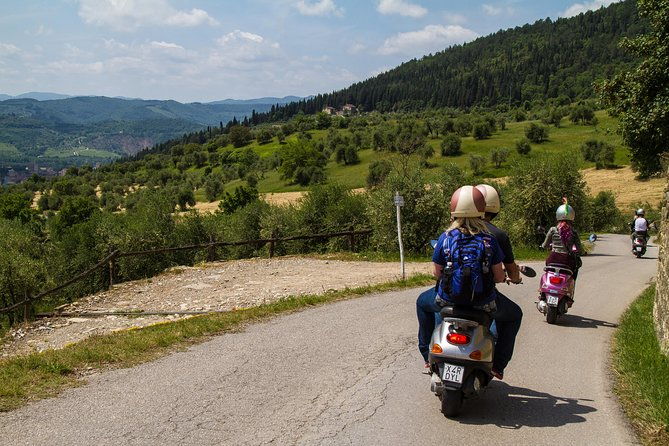 tuscany-vespa-tour-lunch-wine-tasting-countryside-roads