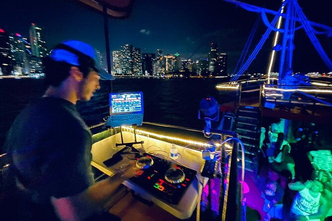 valentines-day-romantic-miami-boat-cruise-with-champagne