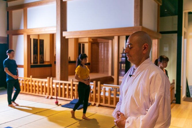 zen-meditation-with-a-japanese-monk-in-odawara-castle
