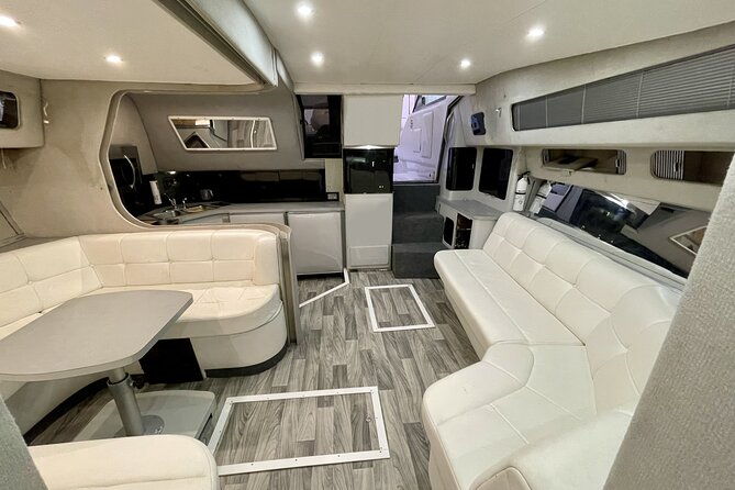 50ft-luxury-yacht-tour-in-miami-beach-captain-champagne-party