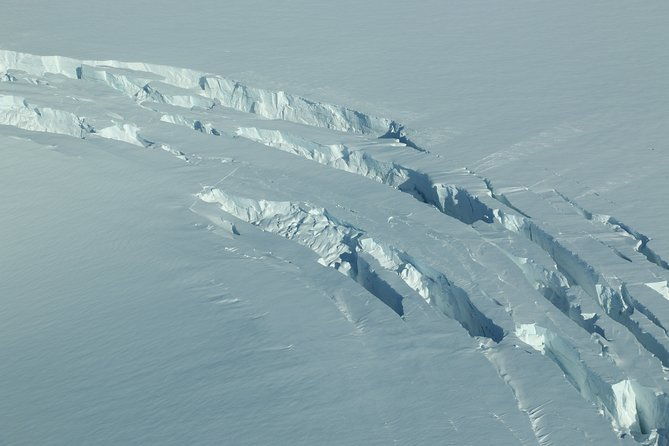 airplane-flight-over-vatnajokull-volcanic-eruption-sites