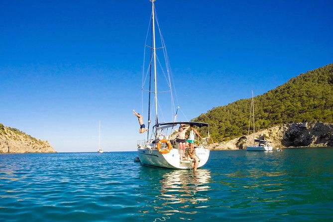 barcelona-private-sailing-tour-with-drinks-for-family-and-friends