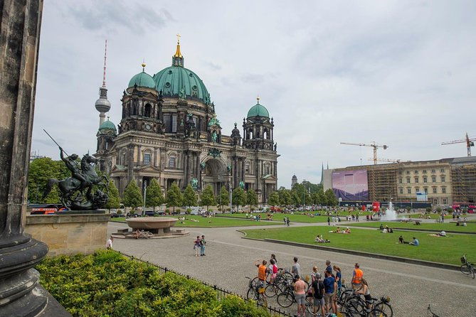 berlin-highlights-sightseeing-bike-tour-in-small-groups