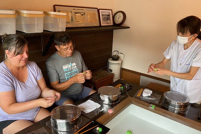 experience-of-making-sweets-taught-by-professionals-local-tour-guide