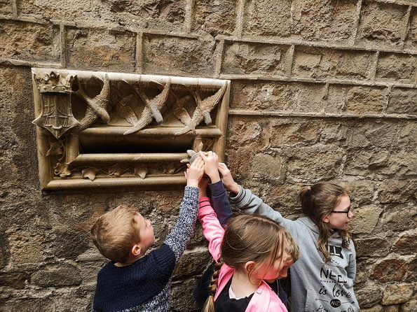 family-private-tour-churros-hot-chocolate-games-in-barcelona