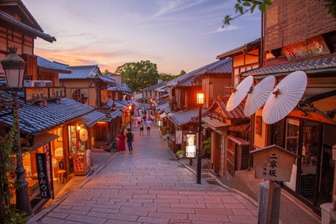 geisha-streets-real-kyoto-magical-night-w-kyoto-snack