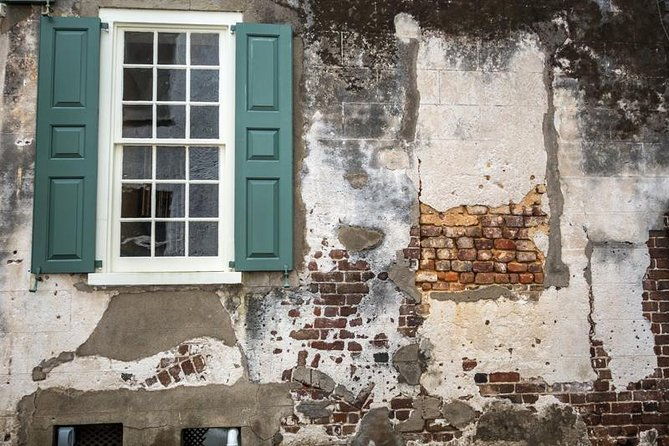 hidden-alleyways-and-historic-sites-small-group-walking-tour