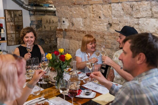 palace-district-evening-culinary-wine-and-history-walk