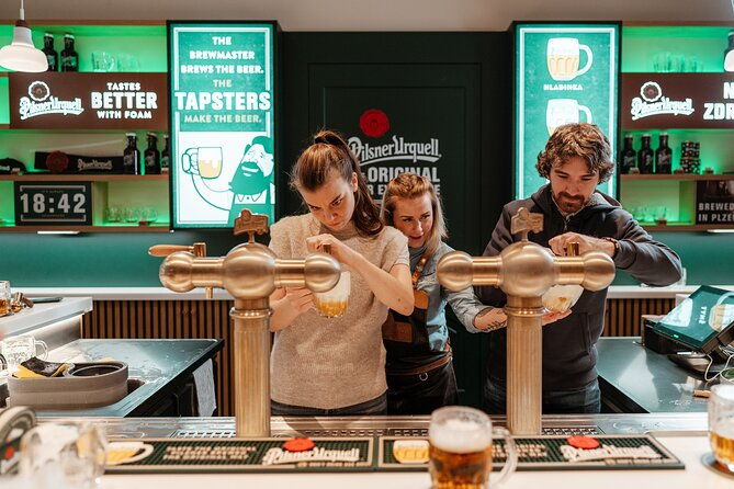 prague-beer-pouring-class-at-pilsner-urquell