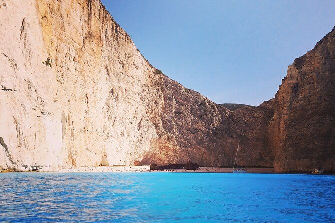 private-7m-250hp-speed-boat-tour-shipwreck-blue-caves-up-to-8pax
