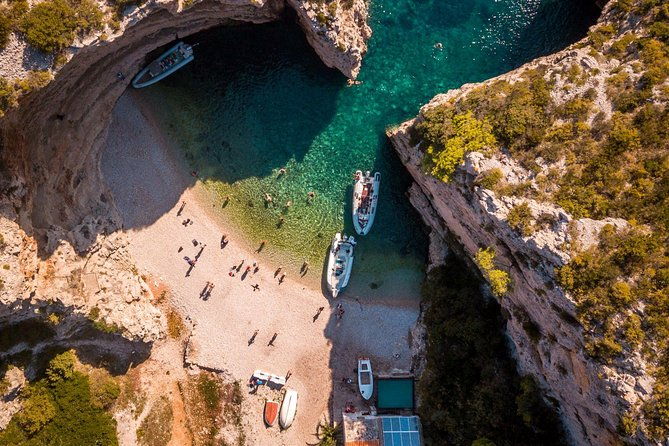 private-blue-cave-and-hvar-5-islands-tour