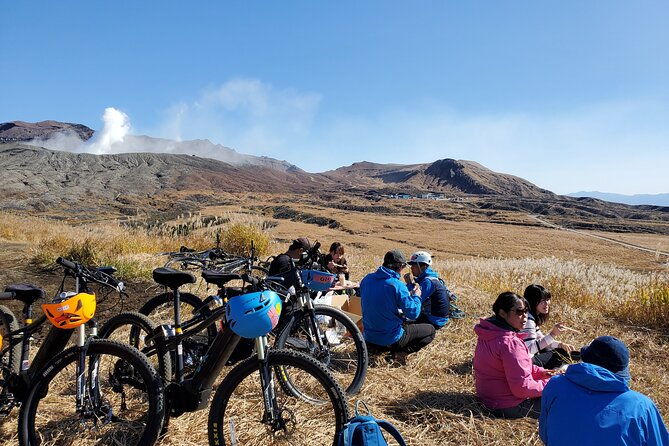 private-e-mtb-guided-cycling-around-mt-aso-volcano-grasslands