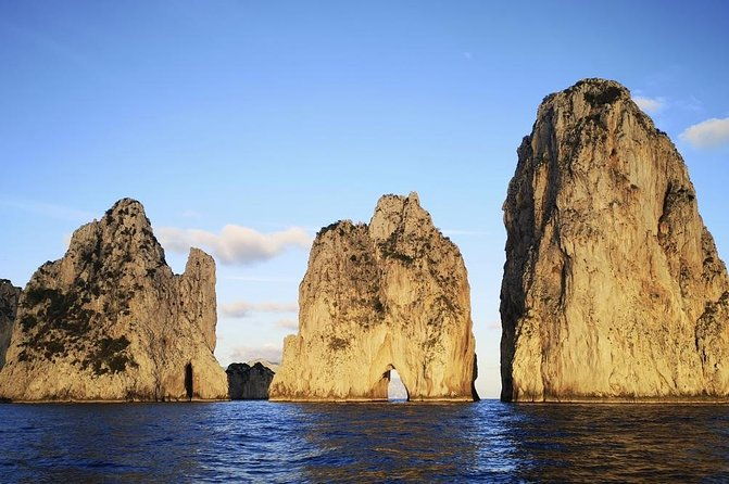 private-island-of-capri-by-boat