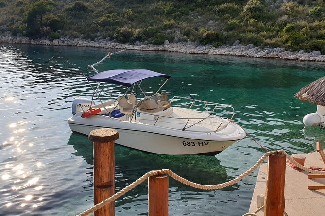 private-tour-of-pakleni-islands-red-cliffs-south-shore-of-hvar