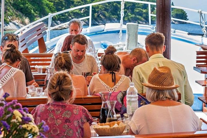 rent-a-traditional-wooden-boat-64-pax