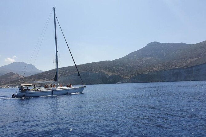 sailing-boat-small-group-kleftiko-and-sikia-cave-west-of-milos