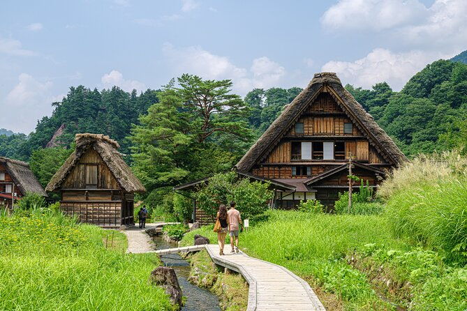 shirakawago-day-trip-government-licensed-guide-vehicle-from-takayama