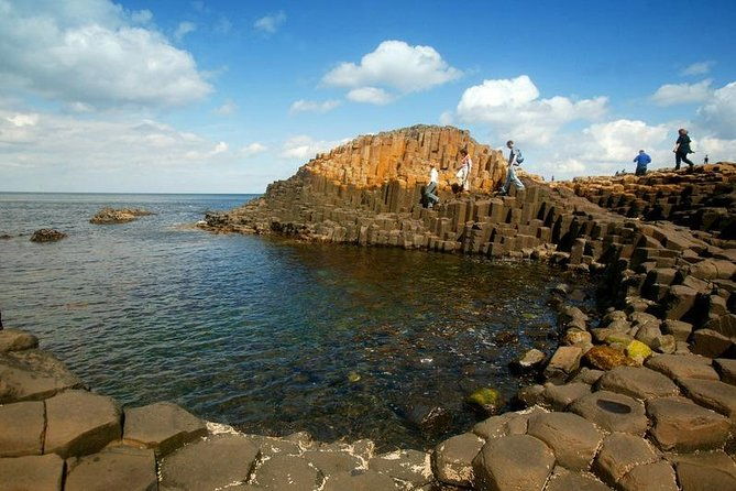shore-excursion-giants-causeway-tour-from-belfast-port-extra-leg-room-bus