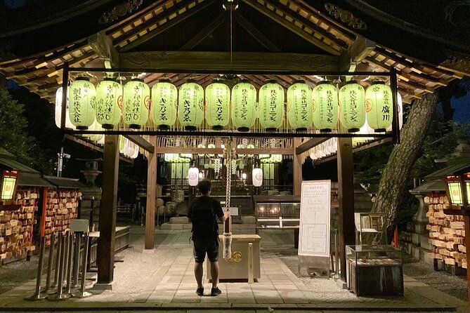 small-group-walking-tour-in-gion-at-night-with-sake-in-hand
